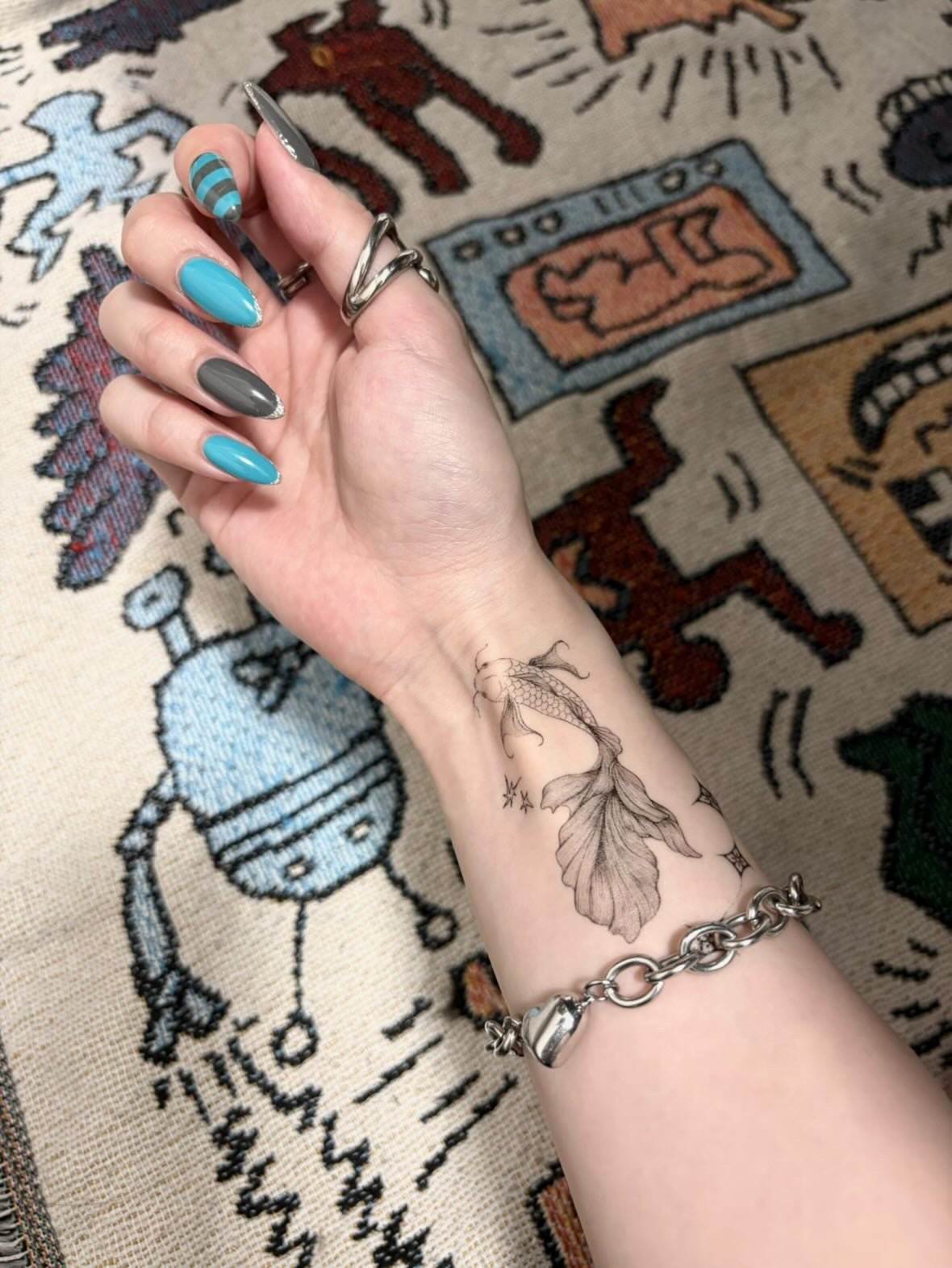Sparkle Mix Charms - am 着画 手首 金魚